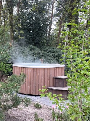 Tina de hidromasaje al aire libre