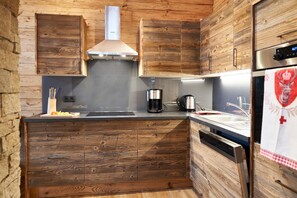 Fridge, oven, stovetop, dishwasher - Chalet Leßner - Pure design & tranquility (Leutasch)