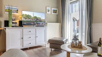 TV, livros, aparelho de som