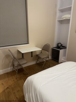 1 bedroom, iron/ironing board, WiFi, bed sheets - The Peckham Pad -  at the centre of Peckham Rye (Greater London)