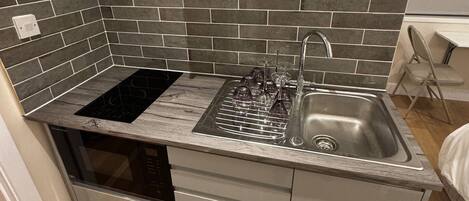 Frigorifero, microonde, forno, piano cottura