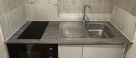 Réfrigérateur, micro-ondes, plaque de cuisson