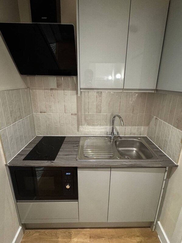 Refrigerador, microondas, placa de cocina, utensilios de cocina