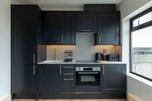 Fridge, oven, stovetop, coffee/tea maker