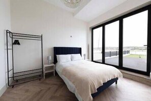 2 bedrooms, iron/ironing board, Internet, bed sheets