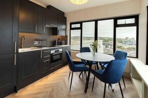 Refrigerador, horno, parrilla de estufa y cafetera y tetera 