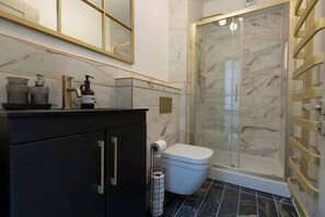 Douche, sèche-cheveux, serviettes fournies