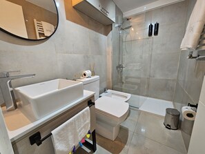Douche, sèche-cheveux, serviettes fournies