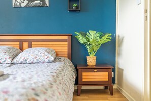 Travel cot, free WiFi, bed sheets