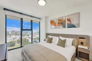 3 bedrooms, iron/ironing board, travel cot, WiFi - Modern 3BR/2BA Miami Beach Condo – Pool, Gym, Close to Sand (Miami Beach)
