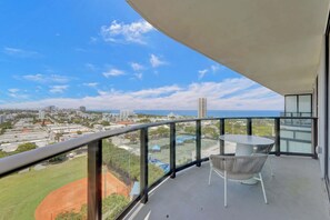 Outdoor dining - Modern 3BR/2BA Miami Beach Condo – Pool, Gym, Close to Sand (Miami Beach)