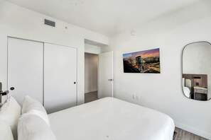 3 bedrooms, iron/ironing board, travel crib, WiFi - Modern 3BR/2BA Miami Beach Condo – Pool, Gym, Close to Sand (Miami Beach)