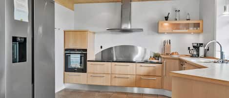 Fridge, dishwasher, coffee/tea maker