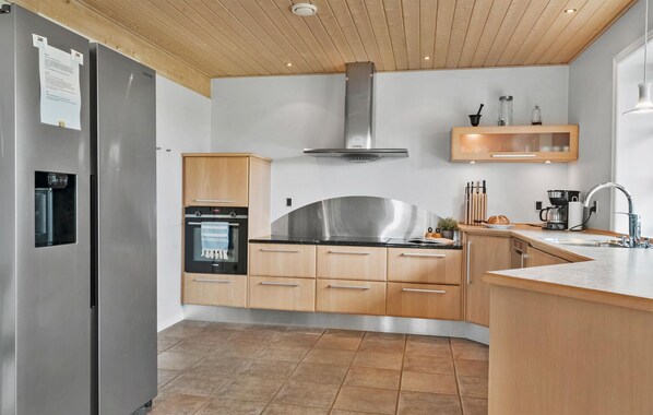 Fridge, dishwasher, coffee/tea maker