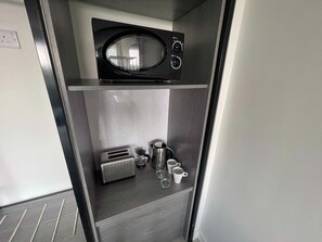 1 غرفة نوم ومساحة عمل للكمبيوتر المحمول ومكواة/لوح كي