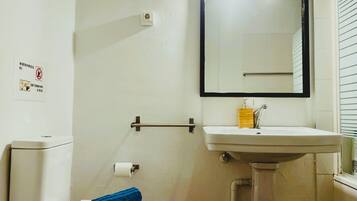 Serviettes fournies, papier toilette