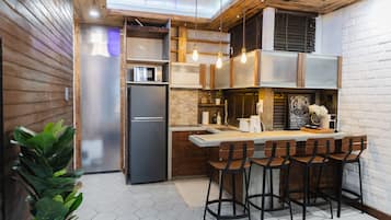 Kjøleskap, mikrobølgeovn, kokeplater og kaffetrakter/tekoker