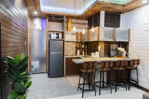 Kylskåp, mikrovågsugn, spishäll och kaffe- och tebryggare