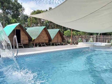 プール. Serene Farmhouse Retreat in Alfonso, Cavite - Perfect for Family Getaways