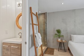 4 bedrooms, free WiFi, bed sheets - Walk to Trestles Beach | Duplex w/ Ocean View | El Camino Surfhouse by AvantStay (San Clemente)