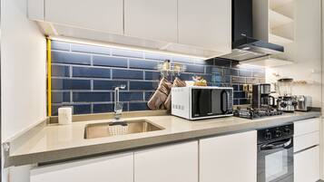 Refrigerador, microondas, horno y parrilla de estufa