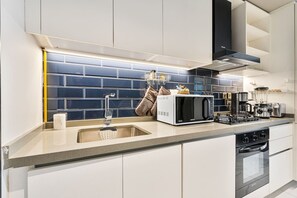 Jääkaappi, mikroaaltouuni, uuni, liesi