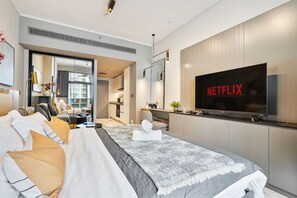 1 bedroom, desk, iron/ironing board, free WiFi - Stylish Studio in Business Bay - Near Burj Khalifa (Dubai)