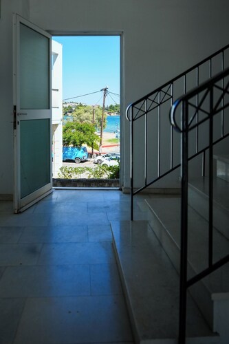 Seaside Hideaway – 1BR Apartment near Rodies Beach