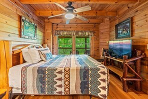 2 slaapkamers, een bureau, een strijkplank/strijkijzer, reisbedje