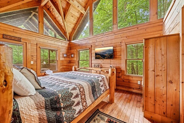 2 bedrooms, desk, iron/ironing board, travel cot