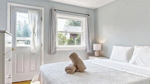 3 bedrooms, desk, iron/ironing board, free WiFi