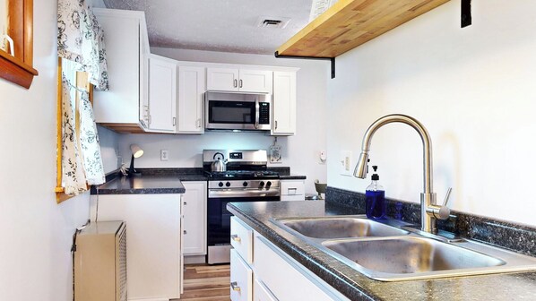 ثلاجة، ميكروويف، فرن، موقد طهي مسطح