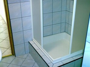 Apartamento (One Bedroom Apartment (BIG - yard)) | Baño | Ducha y toallas