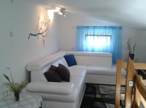 ์ํํธ (One Bedroom Apartment Two-Story) | 3 ๊ฐ์ ์นจ์ค