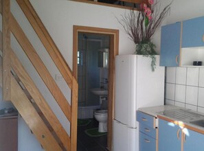 Apartment (One Bedroom Apartment Two-Story) | Bilik Mandi | Pancuran mandi, tuala disediakan 