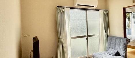 2 عدّة غرف نوم ومكواة/لوح كي وواي فاي مجانًا وملاءات أسرّة