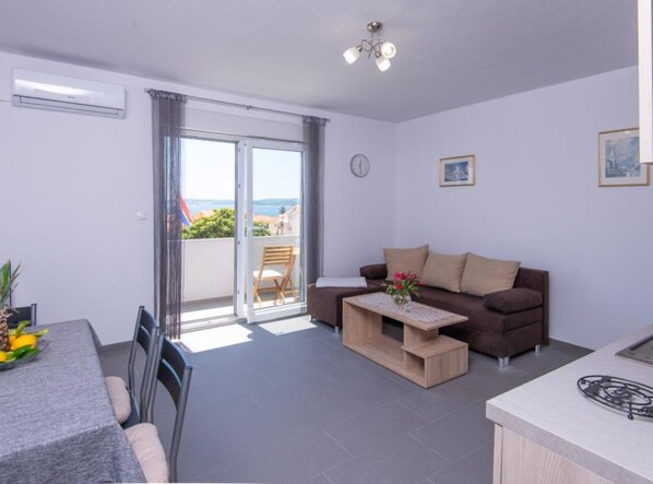 Appartement (One Bedroom Apartment with Balcony an) | Woonkamer | Een 32-inch flatscreentelevisie met satellietzenders