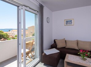 Appartement (One Bedroom Apartment with Balcony an) | Woonkamer | Een 32-inch flatscreentelevisie met satellietzenders