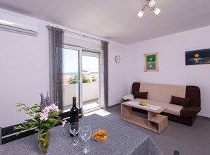 Apartment (One Bedroom Apartment with Balcony an) | Living room | 32-inch flat-screen TV with satellite channels - Peaceful Apartments Harfa (Orebic)