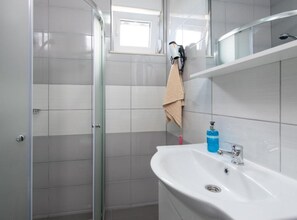 Lägenhet (One Bedroom Apartment with Balcony an) | Badrum | Dusch och handdukar