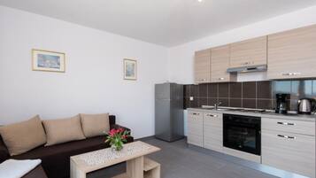Departamento (One Bedroom Apartment with Balcony an) | Sala de estar | Televisión de pantalla plana de 32 pulgadas con canales vía satélite
