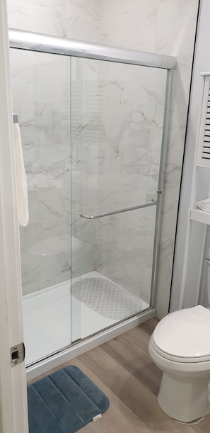 Douche, serviettes fournies, savon, papier toilette