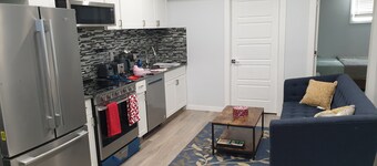 Cozy MountZion 2BR Suite - Londonderry Mall & Henday