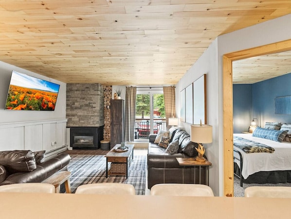 Fernseher, Kamin, Stereoanlage