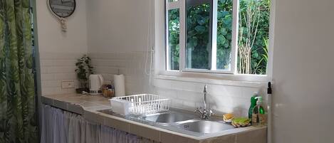 Een koelkast, een microgolfoven, een kookplaat, een waterkoker