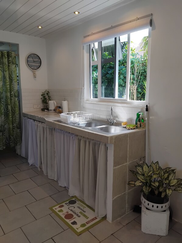 Geladeira, micro-ondas, cooktop, chaleira elétrica