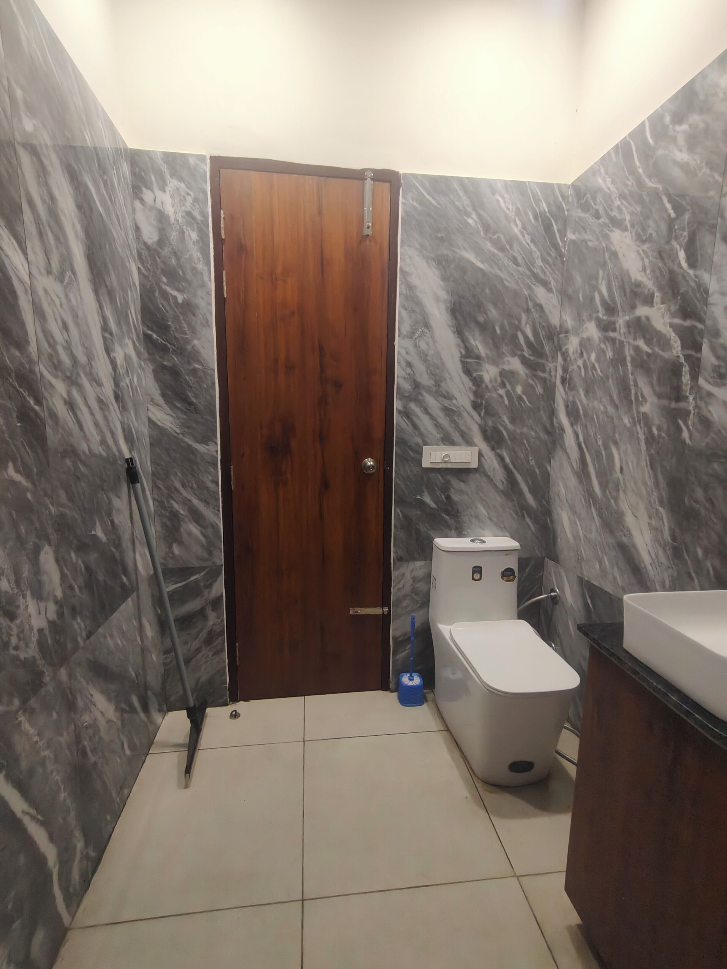 Chuveiro, bidê, toalhas de banho, sabonete