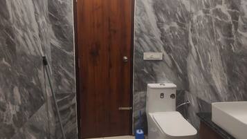 Chuveiro, bidê, toalhas de banho, sabonete