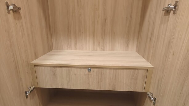 Een houten kast met drie planken en twee metalen handgrepen.