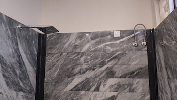 Douche, bidet, serviettes fournies, savon